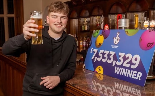 Trúng số 230 tỷ, thanh niên 20 tuổi vẫn "bị bắt" đi làm