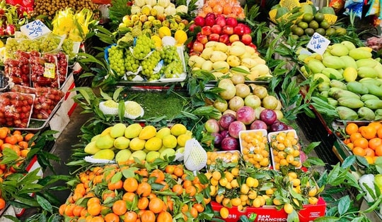 Giá hoa quả bày mâm lễ tăng cao cận Tết