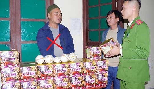 Tạm giữ hình sự đối tượng đem pháo nổ đi tiêu thụ