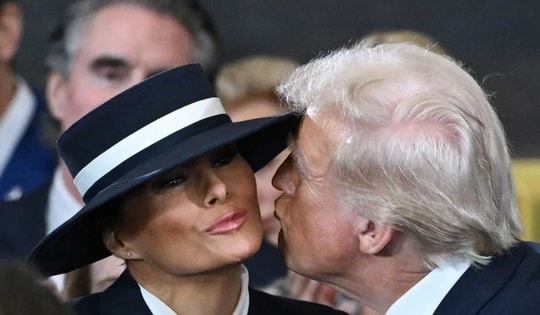 Đằng sau chiếc mũ che hết nửa mặt của bà Melania Trump
