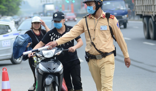 Dù không vi phạm, người tham gia giao thông vẫn phải dừng xe để CSGT kiểm tra trong 4 trường hợp này