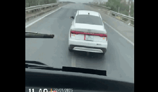 Xe ô tô con chèn ép, chặn đầu xe khách trên cao tốc Nội Bài - Lào Cai