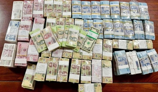 Cận Tết, nhộn nhịp đổi tiền lì xì, tiền mới trên 'chợ mạng' phí cao