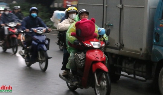 Người dân 'tay xách, nách mang' rời Thủ đô về quê ăn Tết