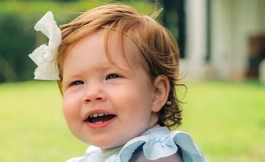Con gái Harry và Meghan giống một thành viên Hoàng gia Anh đến ngỡ ngàng trong bức ảnh đáng yêu