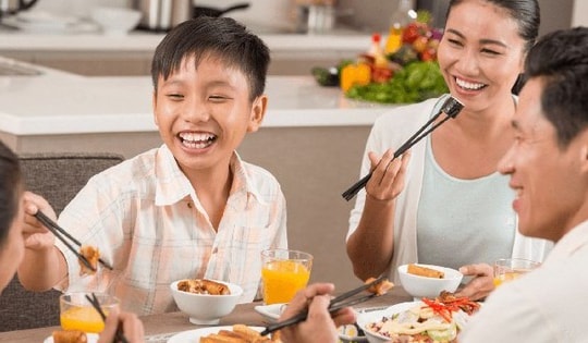 3 đối tượng cần 'kiềm chế' khi ăn uống ngày Tết