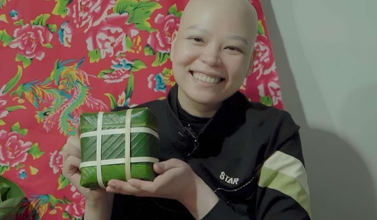 Xúc động trước hình ảnh gói bánh chưng trên giường bệnh của cô gái bị ung thư giai đoạn cuối