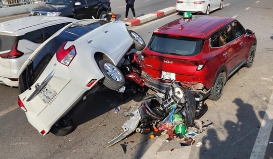 Hà Nội: Xe ô tô con mất lái, gây tai nạn liên hoàn trên đường Âu Cơ