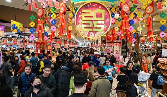 28 Tết, người dân ùn ùn đến siêu thị mua sắm, hóa đơn dài hơn 2 mét