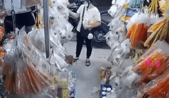 Hoảng hồn cảnh xe ô tô mất lái, lao thẳng vào nhà dân khiến 2 người bị thương