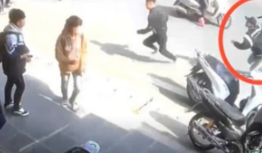 Thanh niên hổ báo xách kiếm 'xử' đối thủ trước cổng trường học