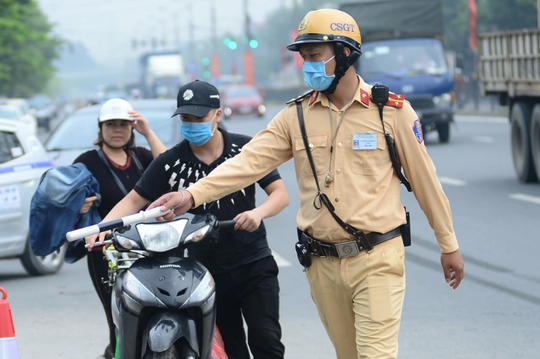 Dù không vi phạm, người tham gia giao thông vẫn phải dừng xe để CSGT kiểm tra trong 4 trường hợp này
