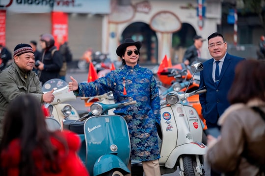 Dàn xe 'tân cổ giao duyên' tụ tập ngày đầu năm Ất Tỵ