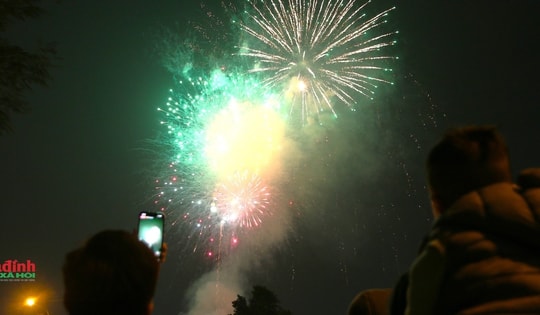 Pháo hoa 'thắp sáng' bầu trời Thủ đô, hàng ngàn người dân xuống phố đón Tết Nguyên đán 2025