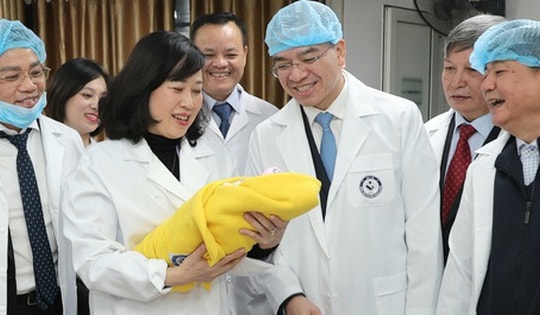 Bộ trưởng Bộ Y tế Đào Hồng Lan thăm y bác sĩ trực Tết, chúc mừng công dân nhí chào đời đêm Giao thừa