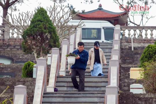 Chạm Tết Nguyên đán, người dân Hà Nội cấp tập sắm lễ để tảo mộ cuối năm