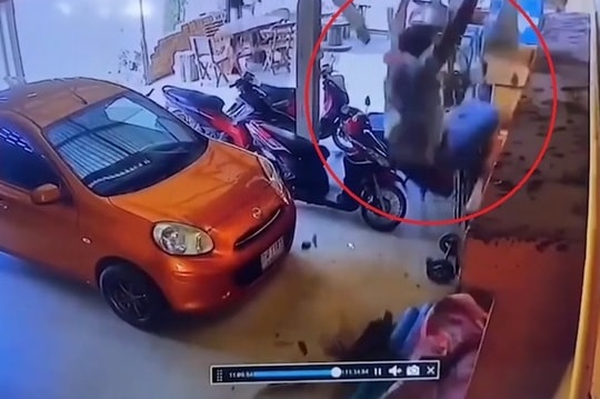 Nhìn trộm người phụ nữ tắm, gã biến thái rơi từ mái nhà xuống đất