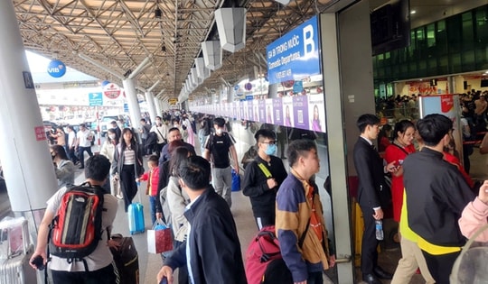 Mùng 1 tết, sân bay Tân Sơn Nhất đón trên 110.000 hành khách đi và đến