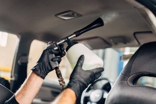 Cách vệ sinh trần xe ô tô tại nhà hiệu quả