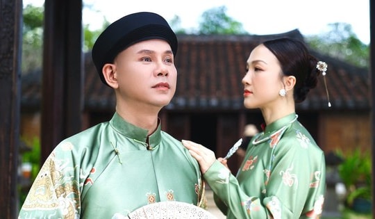 'Anh tài' Phan Đinh Tùng mặc áo dài tình tứ với vợ kém 12 tuổi