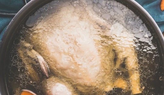 Khi luộc gà nên đặt úp hay ngửa?