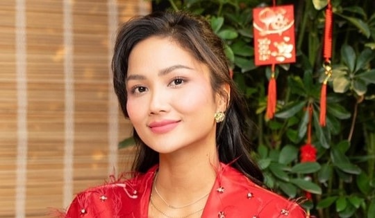 Lì xì vàng cho mẹ, ăn 2 đòn bánh tét và điều đặc biệt về Tết của hoa hậu H'Hen Niê