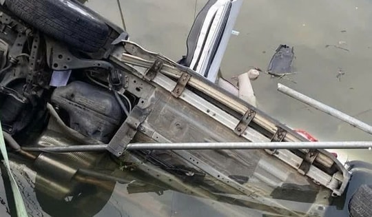 Xe ô tô mất lái lao xuống sông khiến 7 người tử vong ở Nam Định