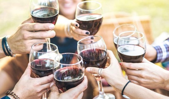 Ăn gì trước khi uống rượu bia ngày Tết để không say? Đây là nhóm người tuyệt đối không nên uống rượu