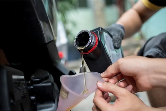 Sai lầm dễ mắc khi thay dầu nhớt xe máy