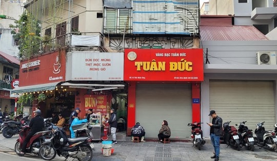 Không chờ ngày Thần tài, người dân mong ngóng mua vàng cầu may ngày đầu năm