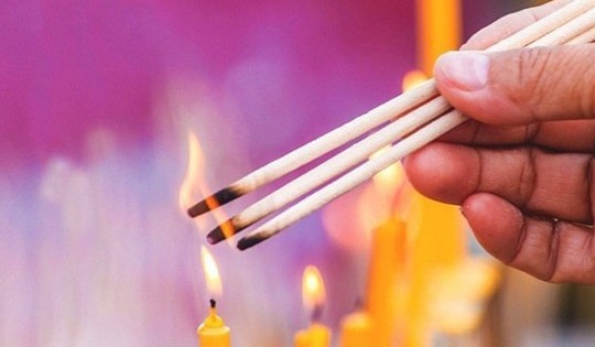 3 sai lầm nhiều người hay mắc khi thắp hương ngày Tết và cần làm gì khi cây hương bị tắt giữa chừng