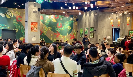 Hàng ăn, quán nước chật kín khách ngày đầu năm mới 2025