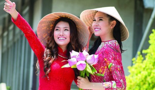 Gen Z gửi tình yêu vào tà áo dài ngày Xuân