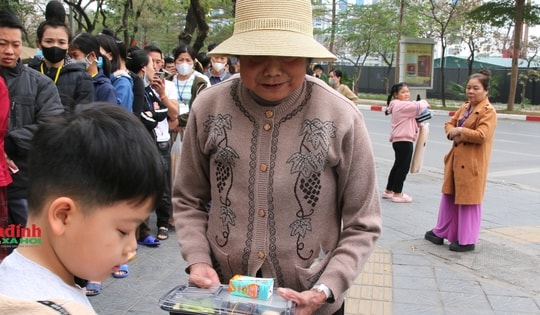 Ấm áp những suất cơm 0 đồng trao tận tay bệnh nhân nghèo ngày Tết Nguyên đán