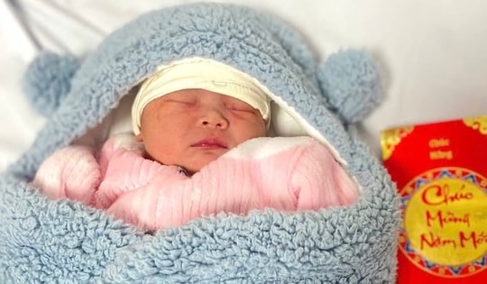 Ngắm nhìn những công dân nhí chào đời trong ngày đầu năm mới ở Quảng Ninh