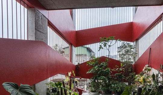 Ấn tượng với nhà ống thiết kế vỏ bọc ‘rỗng’ cực thoáng