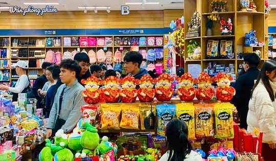 TTTM, khu vui chơi, rạp chiếu phim chật kín khách ngày đầu năm mới 2025