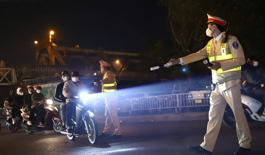 Xe máy không lắp đủ 2 gương có bị xử phạt?