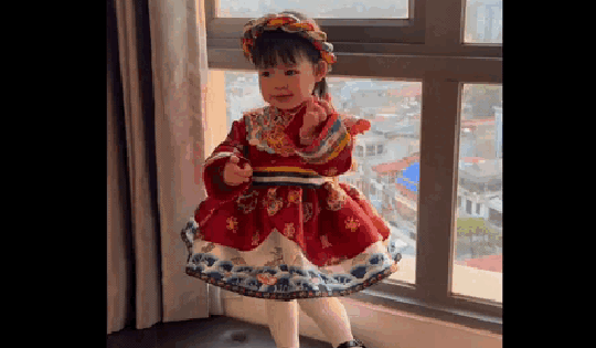 Con gái Đỗ Mỹ Linh 'đốn tim' fan với biểu cảm như búp bê