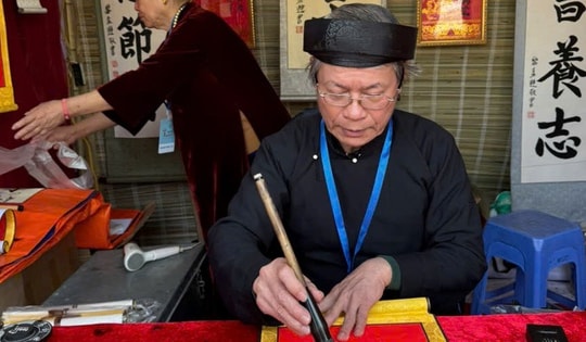 Dịch vụ xin chữ tại Văn Miếu - Quốc Tử Giám 'đắt khách' những ngày đầu Xuân Ất Tỵ 2025