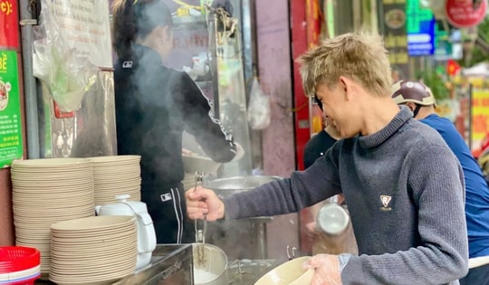 Hàng quán đông kín khách ngày đầu đi làm trở lại sau kì nghỉ Tết 2025