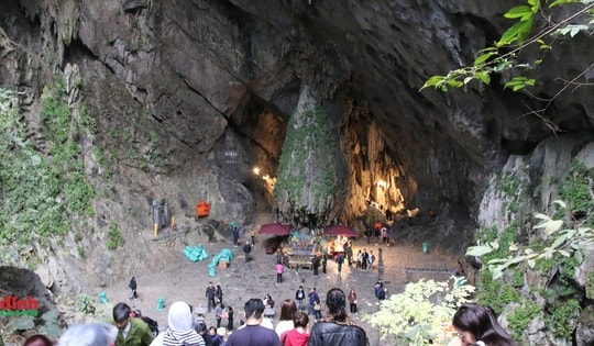 Chùa Hương ngày khai hội 2025 vắng vẻ bất ngờ, người dân thong thả lễ chùa, cầu an