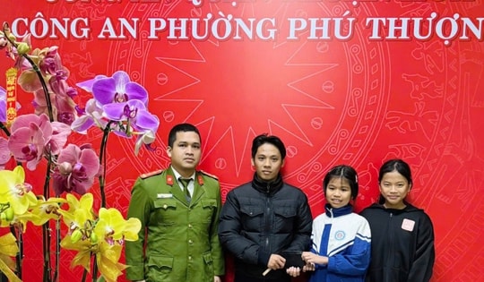 Liên tiếp trao trả tài sản cho người dân, du khách đánh rơi dịp Tết