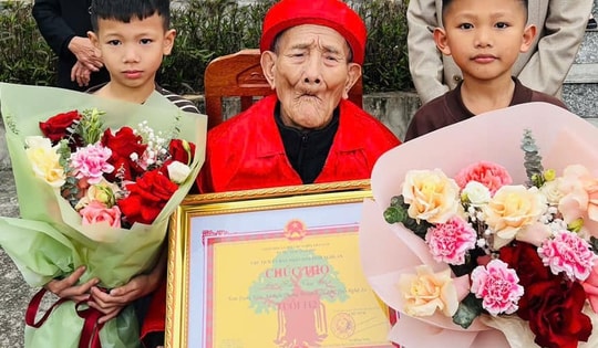 Cụ ông 112 tuổi có 29 cháu, 73 chắt và 4 chút tự chống gậy đi dự lễ mừng thọ