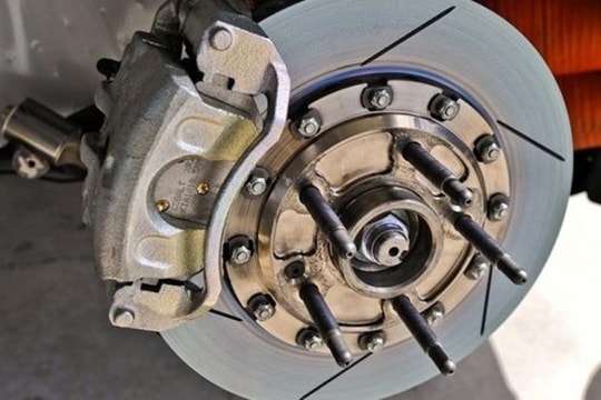 Nguyên nhân khiến phanh ô tô có mùi khét