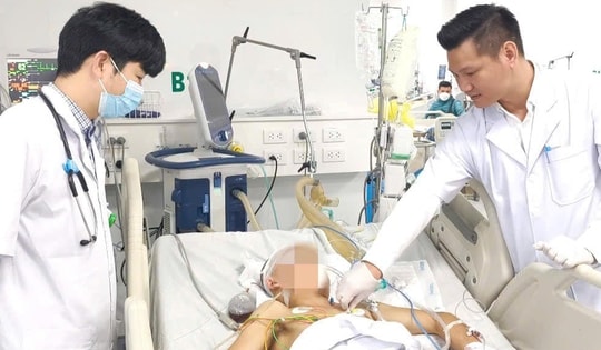 Mổ não khẩn cấp, cứu sống nam thanh niên 21 tuổi gặp tai nạn giao thông nguy kịch