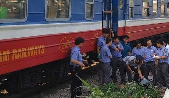 Hà Nội: Xe máy va chạm với tàu hỏa, nam tài xế giao hàng tử vong thương tâm