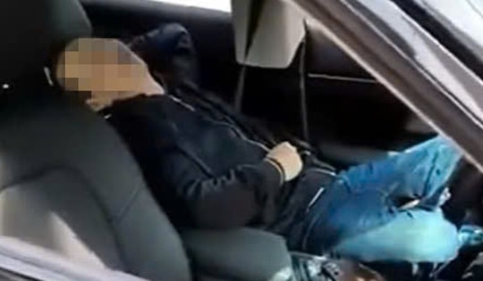 Hà Nội: Thấy xe ô tô đỗ quá lâu bên lề đường, người dân kiểm tra thì phát hiện tài xế đã tử vong