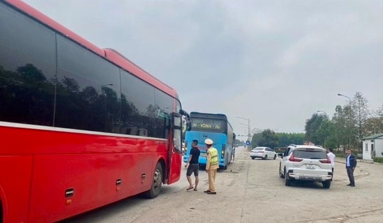 Sau Tết, giá vé xe khách tăng chóng mặt