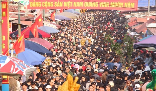 'Biển người' kéo về chợ Viềng ở Nam Định để 'mua may, bán rủi'